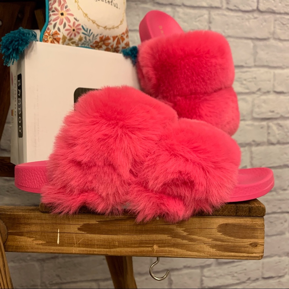 NIB Bamboo Pink Fluff Faux Fur Sandals Slides - Picture 4 of 10